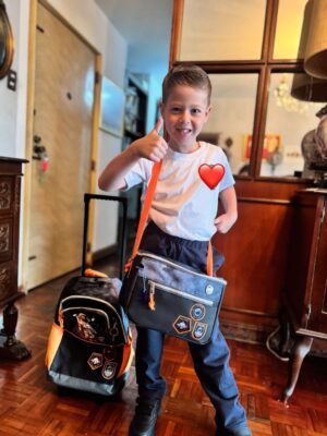 Aisha Stambouli Instagram - ¡ Feiiz inicio de clases amor mío ! 😍
Que sea un año maravilloso y lleno de aprendizajes. Que comprendas en cada lección el verdadero sentido de la vida, la gratitud y la bondad ✨👶
Que más allá de tus calificaciones, tus puntos sean acumulados por tu empatía, tu sonrisa y tu solidaridad ✨
Estoy orgullosa de cada paso que das y pido a D’S poder acompañarte siempre y darte la seguridad para ¡ Nunca dejar de soñar ! ✨ B’H
Te amo con toda mi alma, hasta el infinito y más allá ✨
Gracias @capi_ve por acompañarlo en ésta nueva etapa.
