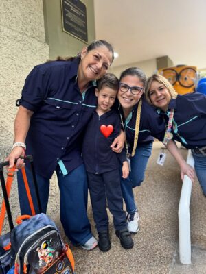 Aisha Stambouli Instagram - ¡ Feiiz inicio de clases amor mío ! 😍
Que sea un año maravilloso y lleno de aprendizajes. Que comprendas en cada lección el verdadero sentido de la vida, la gratitud y la bondad ✨👶
Que más allá de tus calificaciones, tus puntos sean acumulados por tu empatía, tu sonrisa y tu solidaridad ✨
Estoy orgullosa de cada paso que das y pido a D’S poder acompañarte siempre y darte la seguridad para ¡ Nunca dejar de soñar ! ✨ B’H
Te amo con toda mi alma, hasta el infinito y más allá ✨
Gracias @capi_ve por acompañarlo en ésta nueva etapa.