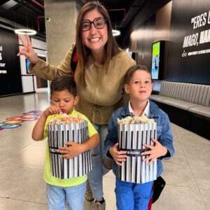 Aisha Stambouli Instagram - Los momentos que vivimos con nuestros pequeños son el verdadero tesoro que la vida nos regala y que impregnamos en nuestros corazones ♥️ Por pequeños que sean, para ellos son ¡ GIGANTES ¡ Son alegrías que atesorarán por siempre !
¡ Fuimos a ver Toy story con el primito Liam en @cinepic_ve y lo disfrutamos un montón ! 😍 ❤️ 🎥
Lo mejor las cotufas acarameladas, las salas de cine y la comida que es definitivamente de otro nivel 🙌✨
¿ Qué tal su sábado ? 💥
#cine #toystory #cinepic