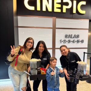 Aisha Stambouli Instagram - Los momentos que vivimos con nuestros pequeños son el verdadero tesoro que la vida nos regala y que impregnamos en nuestros corazones ♥️ Por pequeños que sean, para ellos son ¡ GIGANTES ¡ Son alegrías que atesorarán por siempre !
¡ Fuimos a ver Toy story con el primito Liam en @cinepic_ve y lo disfrutamos un montón ! 😍 ❤️ 🎥
Lo mejor las cotufas acarameladas, las salas de cine y la comida que es definitivamente de otro nivel 🙌✨
¿ Qué tal su sábado ? 💥
#cine #toystory #cinepic