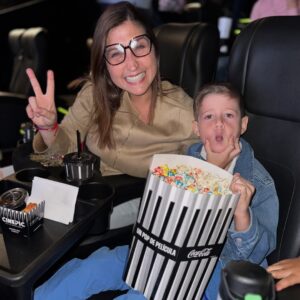 Aisha Stambouli Instagram - Los momentos que vivimos con nuestros pequeños son el verdadero tesoro que la vida nos regala y que impregnamos en nuestros corazones ♥️ Por pequeños que sean, para ellos son ¡ GIGANTES ¡ Son alegrías que atesorarán por siempre !
¡ Fuimos a ver Toy story con el primito Liam en @cinepic_ve y lo disfrutamos un montón ! 😍 ❤️ 🎥
Lo mejor las cotufas acarameladas, las salas de cine y la comida que es definitivamente de otro nivel 🙌✨
¿ Qué tal su sábado ? 💥
#cine #toystory #cinepic