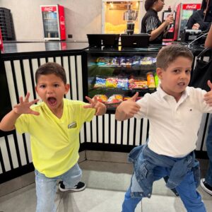 Aisha Stambouli Instagram - Los momentos que vivimos con nuestros pequeños son el verdadero tesoro que la vida nos regala y que impregnamos en nuestros corazones ♥️ Por pequeños que sean, para ellos son ¡ GIGANTES ¡ Son alegrías que atesorarán por siempre !
¡ Fuimos a ver Toy story con el primito Liam en @cinepic_ve y lo disfrutamos un montón ! 😍 ❤️ 🎥
Lo mejor las cotufas acarameladas, las salas de cine y la comida que es definitivamente de otro nivel 🙌✨
¿ Qué tal su sábado ? 💥
#cine #toystory #cinepic