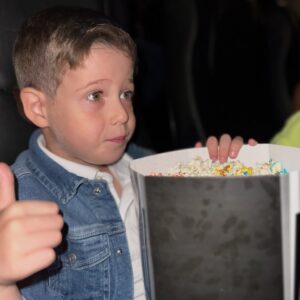 Aisha Stambouli Instagram - Los momentos que vivimos con nuestros pequeños son el verdadero tesoro que la vida nos regala y que impregnamos en nuestros corazones ♥️ Por pequeños que sean, para ellos son ¡ GIGANTES ¡ Son alegrías que atesorarán por siempre !
¡ Fuimos a ver Toy story con el primito Liam en @cinepic_ve y lo disfrutamos un montón ! 😍 ❤️ 🎥
Lo mejor las cotufas acarameladas, las salas de cine y la comida que es definitivamente de otro nivel 🙌✨
¿ Qué tal su sábado ? 💥
#cine #toystory #cinepic