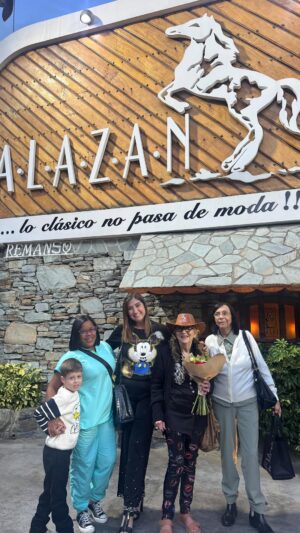 Aisha Stambouli Instagram - Ā” Gracias @restauranteelalazan por recibirnos para celebrar el cumpleaƱos de Tata con tanto amor ! š„³ā¤ļø
Lo mĆ”s hermoso del video fue el cumpleaƱos feliz que le dedicó mi artista a su tata š„¹š miren completo y dĆ©jenme su amor šš
De verdad no existe un lugar en donde seamos mĆ”s felices Ā” Son Ćŗnicos y extraordinarios! š„