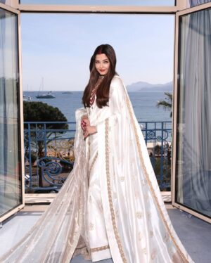 Aishwarya Rai Instagram - ❤️✨🙏 @manishmalhotra05 @lorealparis