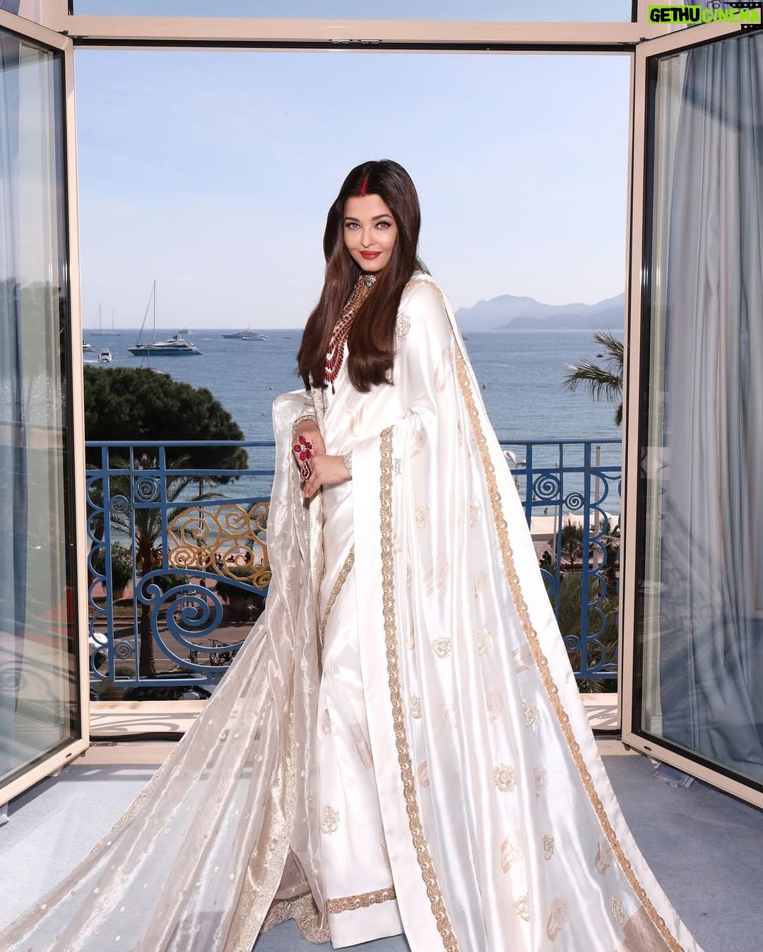 Aishwarya Rai - 2.4 Million Likes - ❤️✨🙏 @manishmalhotra05 @lorealparis