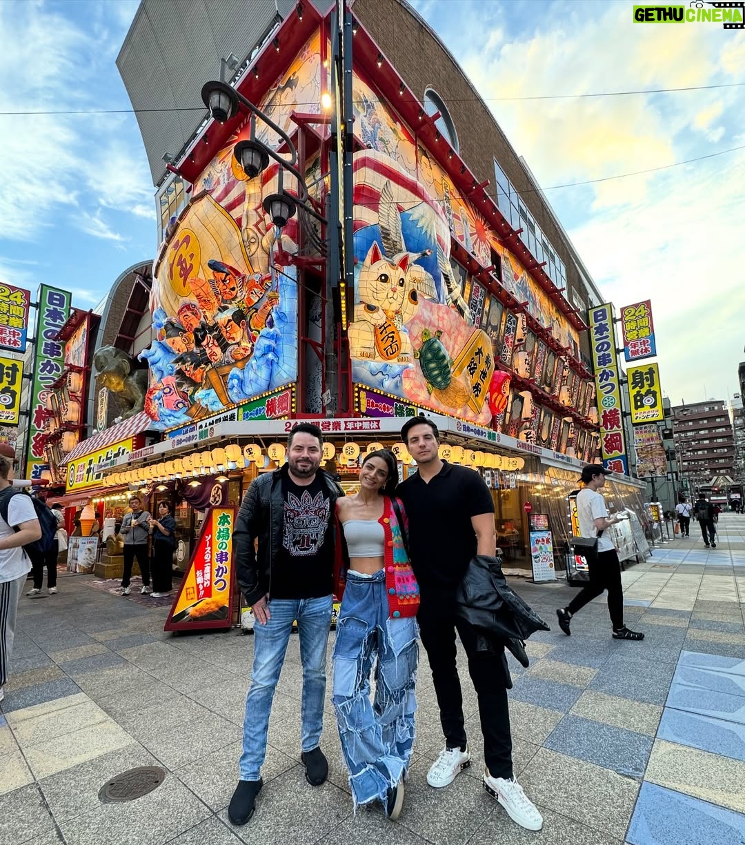 Aislinn Derbez - 394.1K Likes - Hoy se estrena De Viaje con los Derbez por Japón!!…
Les dejo toda una recopilación de momentos detrás de cámaras que obvio no verán en la serie 🥰

ya la pueden ver en @primevideomx @primevideolat @deviajeconlosderbez 
o si estas en 🇺🇸 es por @vix