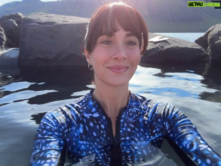 Aitana - 539.8K Likes - enterándome en mi lugar favorito del mundo QUEEEEEEEE TENEEEEEMOS 2 NOMINACIONESSSSSSSSS A LAAAAAAAAAATIN GRAMMYSSSSSS @latingrammys !!!!!!!!!!!!!!!!! locuraaaaaaaaaaaaaaaa 💙🦋🦋🧞‍♂️🚙🥶🥶🥶🥶🐳🐳🥏🥏🥏🥏🥏🥿🦕🦕🟦🔵🟦🔵🩵🖲️🖲️🚹🌐🌐🌐🧢🧢🌀🌀🌀🚾🚾🚾🚾🗣️🗣️🗣️🎽 viva el color azul, cuarto azul, el pedazo equipo que tengo (que sin ellos nada de esto sería posible @universalspain @universalmusicgroup @gtstalentspain @narcisrebollo @mikitoran @valle_es_valle_ @celiatutor @nestor_hernandez_mendez @mak3noise @marinaruiz26 @vampire.zip TODOSSSSS)
y a todo el mundo que ha formado parte de la era CUARTO AZUL, os amo. @gale @spreadlof @nicocotton @andrestorrest @calidandee @vibarco @dallask @andyclay @mnulara @castamarket @jeanmusica @getyoursnackon @andrykiddos @elataubert @alaskaoficial @jaywheelerpr @myketowers @dannocean @elbarryb @keniaos 
obviamente estoy muy emocionada esto es muy fuerte, en fin.