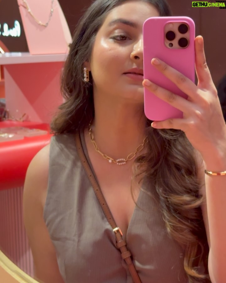 Akanksha Joshi - 1.3K Likes - Dropped by the Nishani pop-up at Jio World Drive and left with stunning jewellery, a sweet tooth fix, and a whole lot of fun!

@nishanistudio 
#NishaniatJWD
#NishaniPopup
#StyledByNishani
@jioworlddrive