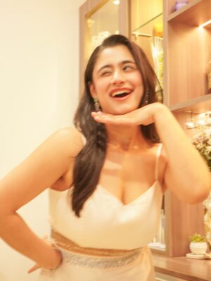 Akanksha Vij Instagram - Just me… and a little extra sparkle tonight ✨
.
.
.
.
#OOTDInspo #StyleDiaries #InstaFashion #GlamLook #FashionVibes #StyleInspo #InstaStyle #WhatIWore #StyleGoals #EveningLook