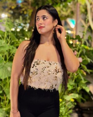 Akanksha Vij Instagram - Flash on!📸♥️
.
.
.
.
#photooftheday #viralphoto #trending #fyp #foryoupage #outfitinspo #outfitinspiration #ootd #fashioninspo #fashionblogger #styleinspo #styling #fashionista #outfitsideas
(fashion , luxury, Outfit fashion, Fashion photo, Instagram Post, Glitter, Glam)