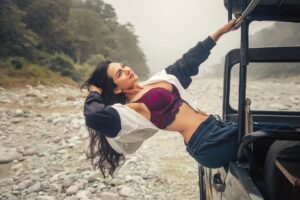 Akansha Chamola Instagram - aaja meri gaadi mai baithjaa 😎😎😎😜
.
📸 @artographybysagar 
.
.
.
.
.
.
.
#travelgram #indiagram #travelindiagram #uttarakhand #uttarakhandheaven #pahadi #pahadigirl #travelphotography #photoshootideas #travelrealindia #traveldiaries