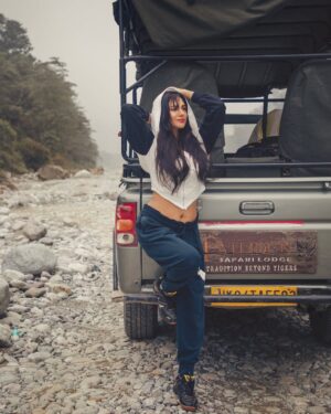 Akansha Chamola Instagram - aaja meri gaadi mai baithjaa 😎😎😎😜
.
📸 @artographybysagar 
.
.
.
.
.
.
.
#travelgram #indiagram #travelindiagram #uttarakhand #uttarakhandheaven #pahadi #pahadigirl #travelphotography #photoshootideas #travelrealindia #traveldiaries