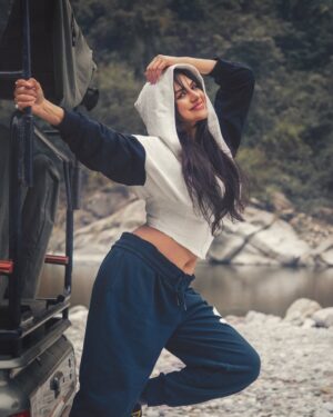 Akansha Chamola Instagram - aaja meri gaadi mai baithjaa 😎😎😎😜
.
📸 @artographybysagar 
.
.
.
.
.
.
.
#travelgram #indiagram #travelindiagram #uttarakhand #uttarakhandheaven #pahadi #pahadigirl #travelphotography #photoshootideas #travelrealindia #traveldiaries