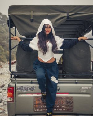 Akansha Chamola Instagram - aaja meri gaadi mai baithjaa 😎😎😎😜
.
📸 @artographybysagar 
.
.
.
.
.
.
.
#travelgram #indiagram #travelindiagram #uttarakhand #uttarakhandheaven #pahadi #pahadigirl #travelphotography #photoshootideas #travelrealindia #traveldiaries