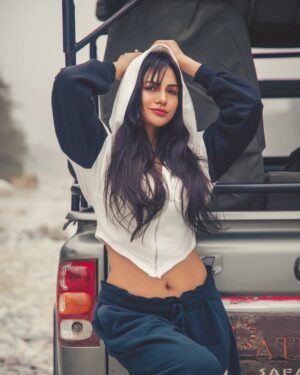 Akansha Chamola Instagram - aaja meri gaadi mai baithjaa 😎😎😎😜
.
📸 @artographybysagar 
.
.
.
.
.
.
.
#travelgram #indiagram #travelindiagram #uttarakhand #uttarakhandheaven #pahadi #pahadigirl #travelphotography #photoshootideas #travelrealindia #traveldiaries
