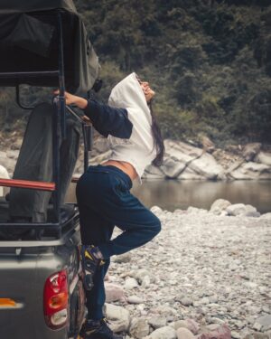Akansha Chamola Instagram - aaja meri gaadi mai baithjaa 😎😎😎😜
.
📸 @artographybysagar 
.
.
.
.
.
.
.
#travelgram #indiagram #travelindiagram #uttarakhand #uttarakhandheaven #pahadi #pahadigirl #travelphotography #photoshootideas #travelrealindia #traveldiaries