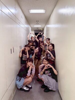 Akari Takeuchi Instagram - アンジュルムの秋ツアー見に行ってきました🕺🕺
アンジュになった桃羽ちゃんにも会えました🍑🪽
新体制めちゃ良すぎて、ただただ楽しんで見てました🌻
ファンの皆さんも凄く楽しそうにしててこちらまで嬉しくなりました😁⭐️
常に最高を更新し続けてくれるみんなが最強でした😆👑
可愛い妹たちが頼もしい先輩になっててそれだけでもなんだか感動したな〜🥹
11月30日の日本武道館まで全国駆け抜けて楽しんできてね〜！！！
めちゃ楽しいんで是非皆さんも行ってみて下さい🙋‍♀️

今日の1番の衝撃はりんちゃんに身長抜かされてたことかなー、、、🤦‍♀️

#アンジュルム
#keepyoursmile