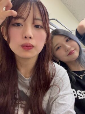 Akari Takeuchi Instagram - アンジュルムの秋ツアー見に行ってきました🕺🕺
アンジュになった桃羽ちゃんにも会えました🍑🪽
新体制めちゃ良すぎて、ただただ楽しんで見てました🌻
ファンの皆さんも凄く楽しそうにしててこちらまで嬉しくなりました😁⭐️
常に最高を更新し続けてくれるみんなが最強でした😆👑
可愛い妹たちが頼もしい先輩になっててそれだけでもなんだか感動したな〜🥹
11月30日の日本武道館まで全国駆け抜けて楽しんできてね〜！！！
めちゃ楽しいんで是非皆さんも行ってみて下さい🙋‍♀️

今日の1番の衝撃はりんちゃんに身長抜かされてたことかなー、、、🤦‍♀️

#アンジュルム
#keepyoursmile