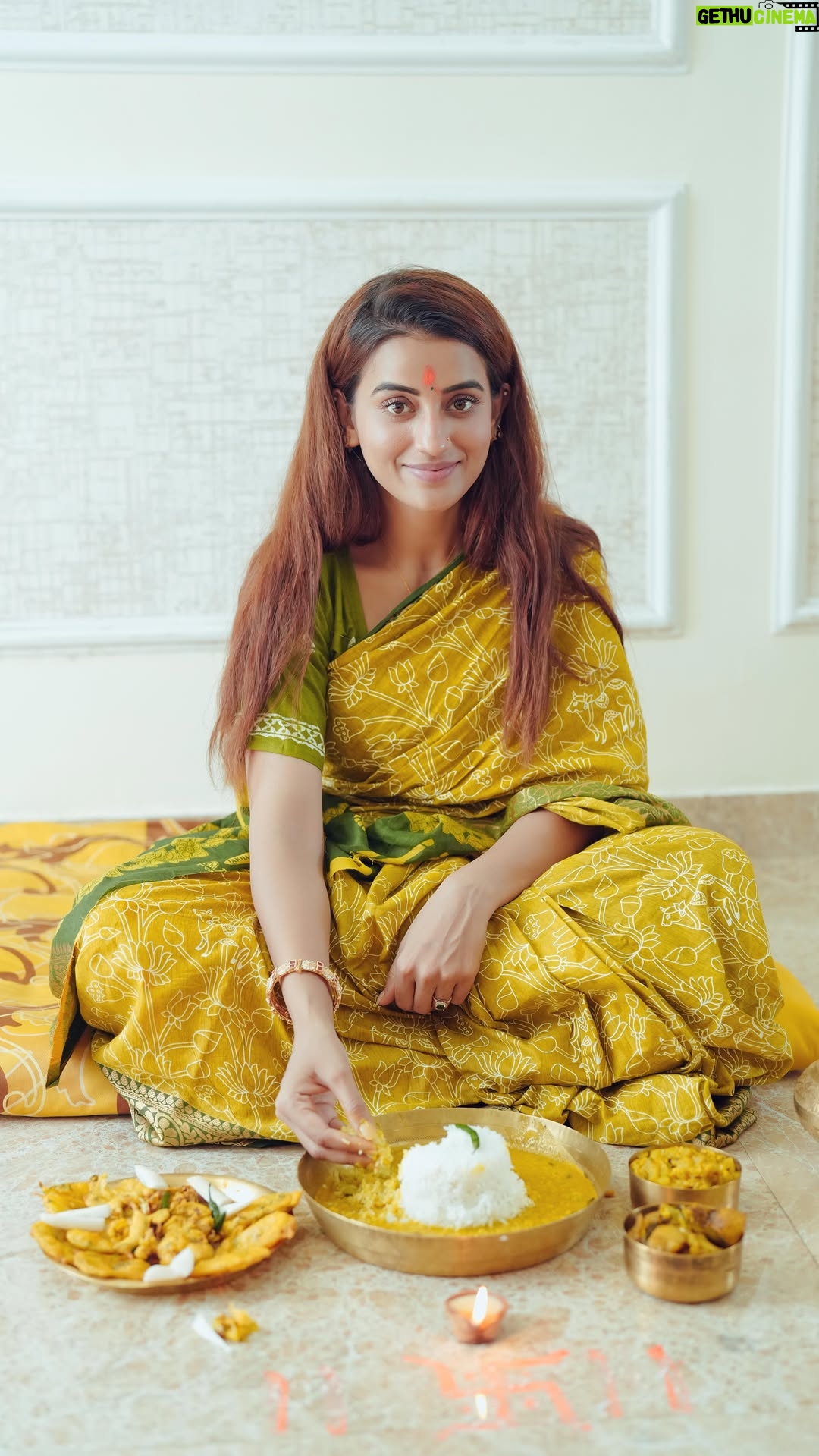 Akshara Singh - 398.3K Likes - नहाय-खाय छठ पूजा की आध्यात्मिक यात्रा की पहली सीढ़ी है।
इस दिन व्रती माँ छठी और सूर्य देव से आशीर्वाद माँगती हैं कि आने वाले चार दिनों तक वे नियम, भक्ति और शुद्धता बनाए रखें।
यह आस्था का वह क्षण है जहाँ हर व्रती अपने जीवन की नकारात्मकता को पीछे छोड़, नवऊर्जा के साथ नई शुरुआत करती है।🙏🏼✨🌸

#aksharasingh #reelitfeelit #chhath2025