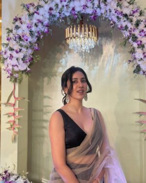 Akshaya hariharan Instagram - kalank nahi ishq hai kaajal piya (zoned out mid photo sesh) 🤭