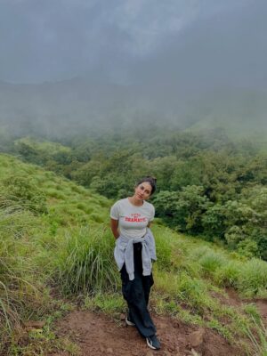 Akshaya hariharan Instagram - பேசாத பாஷையாய்…உன் தீண்டல் ஆகுதே⛰️🌧️ Left a piece of my heart here