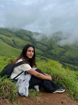 Akshaya hariharan Instagram - பேசாத பாஷையாய்…உன் தீண்டல் ஆகுதே⛰️🌧️ Left a piece of my heart here