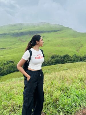 Akshaya hariharan Instagram - பேசாத பாஷையாய்…உன் தீண்டல் ஆகுதே⛰️🌧️ Left a piece of my heart here