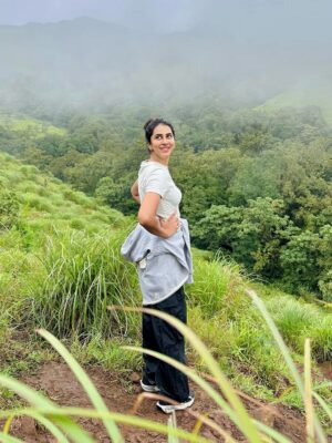 Akshaya hariharan Instagram - பேசாத பாஷையாய்…உன் தீண்டல் ஆகுதே⛰️🌧️ Left a piece of my heart here