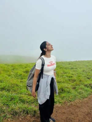 Akshaya hariharan Instagram - பேசாத பாஷையாய்…உன் தீண்டல் ஆகுதே⛰️🌧️ Left a piece of my heart here
