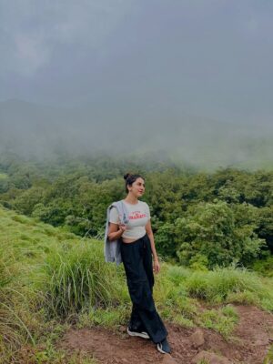Akshaya hariharan Instagram - பேசாத பாஷையாய்…உன் தீண்டல் ஆகுதே⛰️🌧️ Left a piece of my heart here