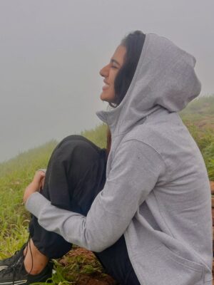 Akshaya hariharan Instagram - பேசாத பாஷையாய்…உன் தீண்டல் ஆகுதே⛰️🌧️ Left a piece of my heart here
