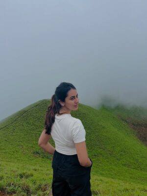 Akshaya hariharan Instagram - பேசாத பாஷையாய்…உன் தீண்டல் ஆகுதே⛰️🌧️ Left a piece of my heart here