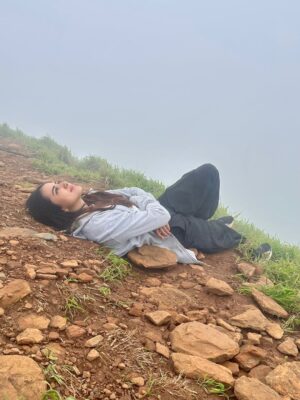 Akshaya hariharan Instagram - பேசாத பாஷையாய்…உன் தீண்டல் ஆகுதே⛰️🌧️ Left a piece of my heart here