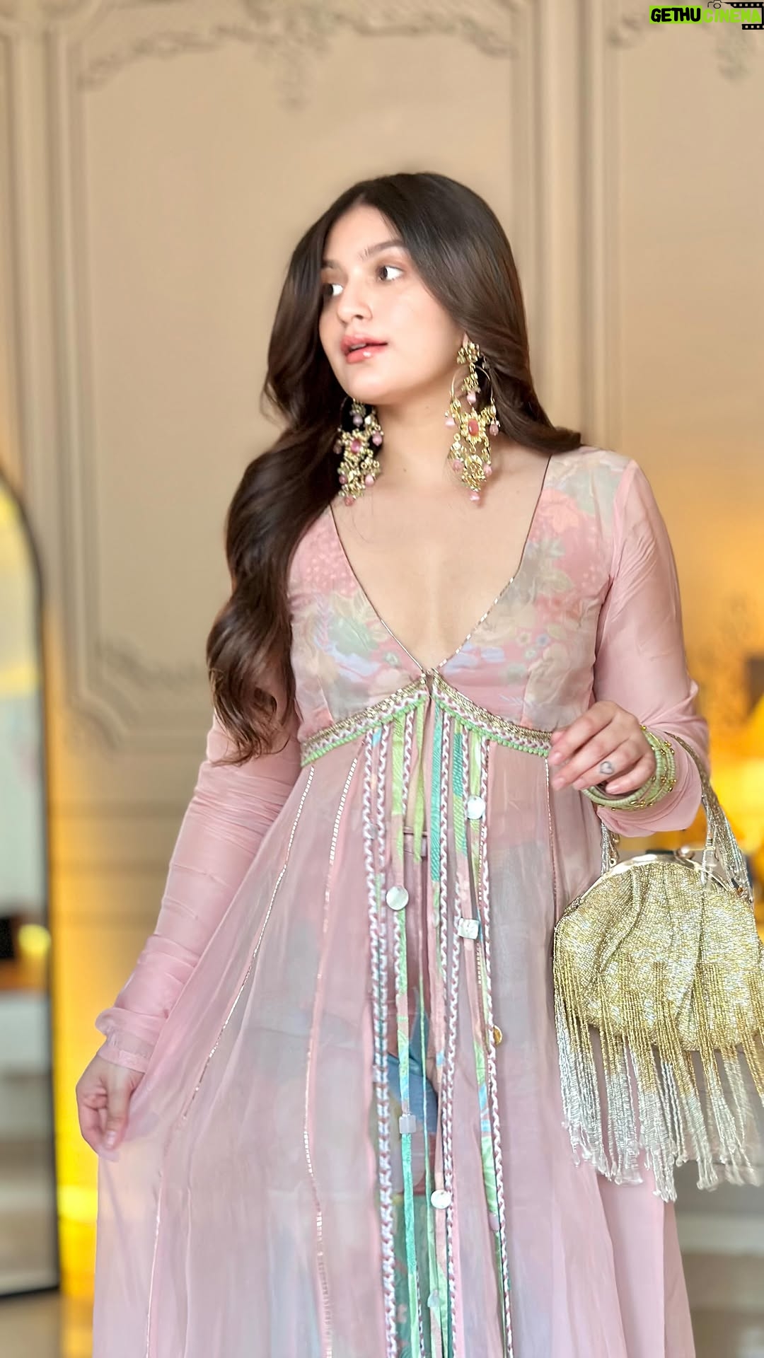 Akshita - 700 Likes - Pastels for Summer Weddings - Ep. 1 
A moment for this fit from @rishiandvibhuti 💗🤌🏻 
Bag @thetanclanbags 
Earrings @amrelijaipur