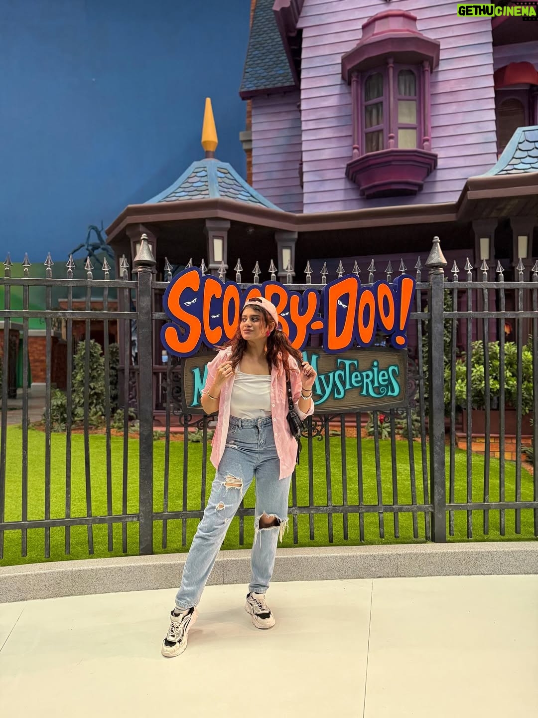 Aleenajijin - 1.4K Likes - 🎬✨ Welcome to the Magical World !! @wbworldyasisland 

📍Warner Bros , Abudhabi , Yas Island
🎟️ @headout @headoutuae 

#headoutcreators #warnerbros #abudhabi