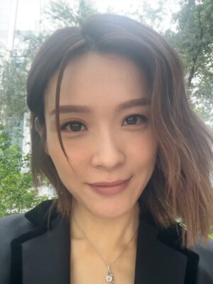 Ali Lee Instagram - 每個角色的落幕都留有餘韻 ·

鐵鐵像魚，游走於久哥一家，再不快的事3秒就忘記。
鐵鐵也像牛，當認定一件事後就一頭衝向前不留餘地。
愛她的善執、純粹及渴望美好的憧憬與追求。

《麻雀樂團》𥚃的 情 及人情味，陪伴大家渡過紅雨、黑雨、颱風交替的一個暑假。

如果人與人之間真有最適合的距離，但願我們都擁有心與心最近的彼此，即使不在身邊，也在一直守護。

#張鐵 
#麻雀樂團 
#ALife
