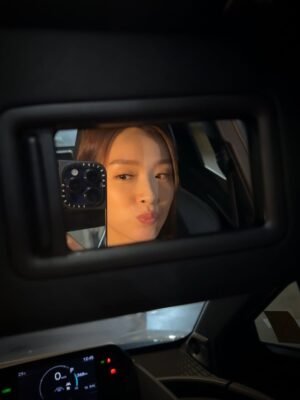 Ali Lee Instagram - 每個角色的落幕都留有餘韻 ·

鐵鐵像魚，游走於久哥一家，再不快的事3秒就忘記。
鐵鐵也像牛，當認定一件事後就一頭衝向前不留餘地。
愛她的善執、純粹及渴望美好的憧憬與追求。

《麻雀樂團》𥚃的 情 及人情味，陪伴大家渡過紅雨、黑雨、颱風交替的一個暑假。

如果人與人之間真有最適合的距離，但願我們都擁有心與心最近的彼此，即使不在身邊，也在一直守護。

#張鐵 
#麻雀樂團 
#ALife