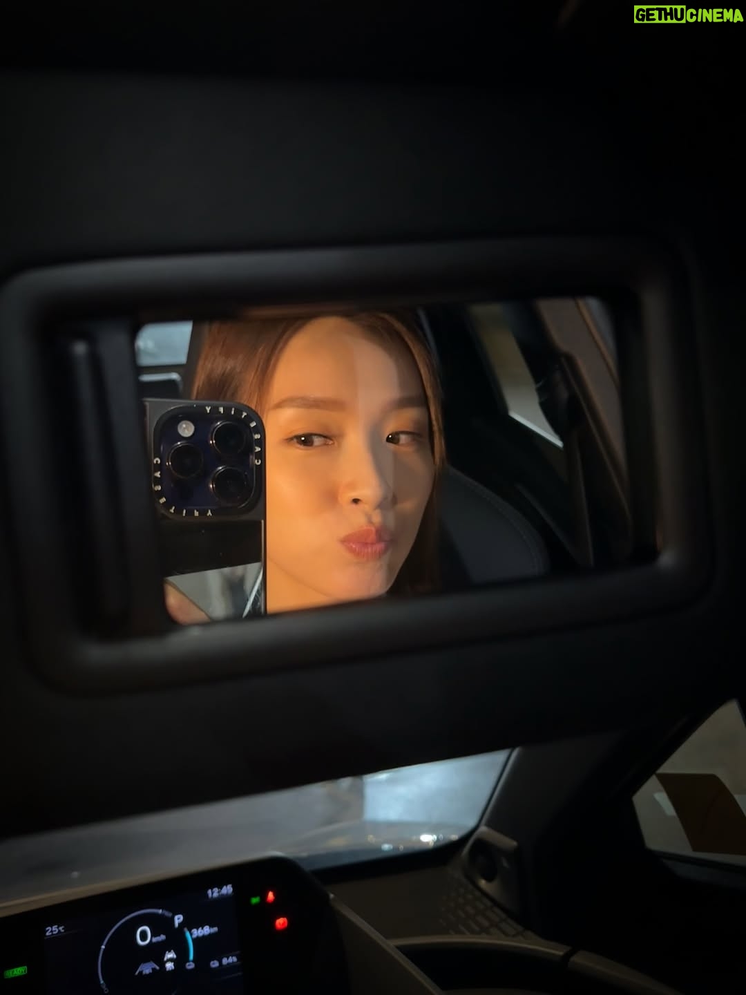 Ali Lee - 36K Likes - 每個角色的落幕都留有餘韻 ·

鐵鐵像魚，游走於久哥一家，再不快的事3秒就忘記。
鐵鐵也像牛，當認定一件事後就一頭衝向前不留餘地。
愛她的善執、純粹及渴望美好的憧憬與追求。

《麻雀樂團》𥚃的 情 及人情味，陪伴大家渡過紅雨、黑雨、颱風交替的一個暑假。

如果人與人之間真有最適合的距離，但願我們都擁有心與心最近的彼此，即使不在身邊，也在一直守護。

#張鐵 
#麻雀樂團 
#ALife