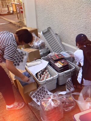 Ali Lee Instagram - 每個角色的落幕都留有餘韻 ·

鐵鐵像魚，游走於久哥一家，再不快的事3秒就忘記。
鐵鐵也像牛，當認定一件事後就一頭衝向前不留餘地。
愛她的善執、純粹及渴望美好的憧憬與追求。

《麻雀樂團》𥚃的 情 及人情味，陪伴大家渡過紅雨、黑雨、颱風交替的一個暑假。

如果人與人之間真有最適合的距離，但願我們都擁有心與心最近的彼此，即使不在身邊，也在一直守護。

#張鐵 
#麻雀樂團 
#ALife