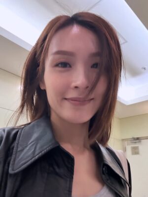 Ali Lee Instagram - 每個角色的落幕都留有餘韻 ·

鐵鐵像魚，游走於久哥一家，再不快的事3秒就忘記。
鐵鐵也像牛，當認定一件事後就一頭衝向前不留餘地。
愛她的善執、純粹及渴望美好的憧憬與追求。

《麻雀樂團》𥚃的 情 及人情味，陪伴大家渡過紅雨、黑雨、颱風交替的一個暑假。

如果人與人之間真有最適合的距離，但願我們都擁有心與心最近的彼此，即使不在身邊，也在一直守護。

#張鐵 
#麻雀樂團 
#ALife