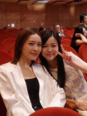 Ali Lee Instagram - 每個角色的落幕都留有餘韻 ·

鐵鐵像魚，游走於久哥一家，再不快的事3秒就忘記。
鐵鐵也像牛，當認定一件事後就一頭衝向前不留餘地。
愛她的善執、純粹及渴望美好的憧憬與追求。

《麻雀樂團》𥚃的 情 及人情味，陪伴大家渡過紅雨、黑雨、颱風交替的一個暑假。

如果人與人之間真有最適合的距離，但願我們都擁有心與心最近的彼此，即使不在身邊，也在一直守護。

#張鐵 
#麻雀樂團 
#ALife