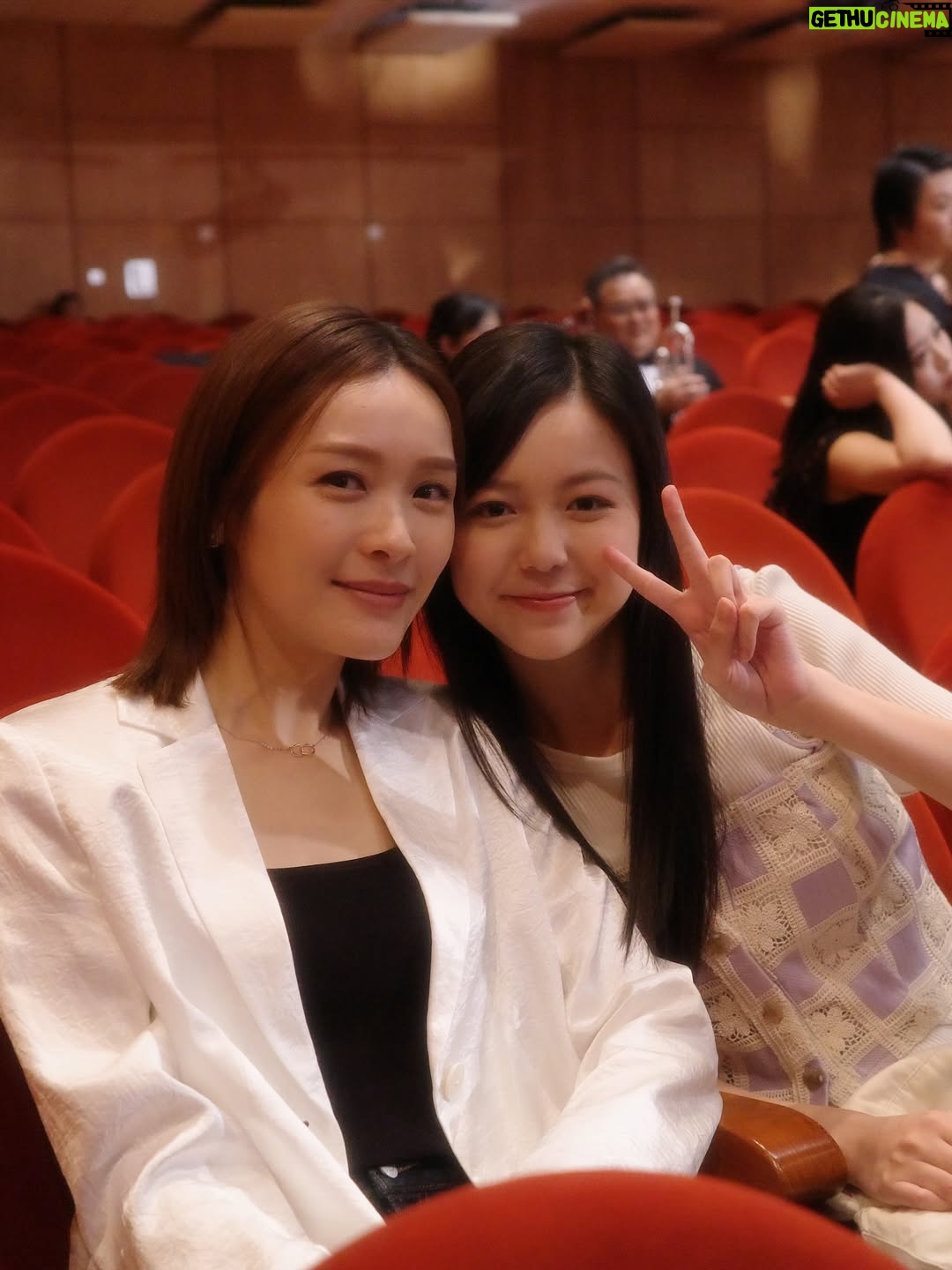 Ali Lee - 36K Likes - 每個角色的落幕都留有餘韻 ·

鐵鐵像魚，游走於久哥一家，再不快的事3秒就忘記。
鐵鐵也像牛，當認定一件事後就一頭衝向前不留餘地。
愛她的善執、純粹及渴望美好的憧憬與追求。

《麻雀樂團》𥚃的 情 及人情味，陪伴大家渡過紅雨、黑雨、颱風交替的一個暑假。

如果人與人之間真有最適合的距離，但願我們都擁有心與心最近的彼此，即使不在身邊，也在一直守護。

#張鐵 
#麻雀樂團 
#ALife