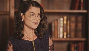 Alinne Moraes Instagram - Finalizei o capítulo 45 da minha novela preferida. De coração apertado, deixo aqui meus mais profundos agradecimentos a todos que acompanharam e vibraram com essa obra maravilhosa, criada por George Moura, Sergio Goldenberg, Rogério Gomes @papa10 e toda a equipe incrível de Guerreiros do Sol. Foi uma honra interpretar uma das personagens mais lindas, fortes e desafiadoras que já vivi: Jânia. Ela me transformou em uma mulher melhor e em uma atriz melhor. Essa personagem tão majestosa não apenas me apresentou as mulheres sertanejas, mas também me revelou um novo horizonte e um novo segmento. Sinto que nunca mais serei a mesma depois dessa experiência. Vou sentir saudades imensas. Escrevo isso com lágrimas nos olhos e um vazio familiar que sempre vem após cada trabalho finalizado. Mas sei que Dona Jania seguirá para a eternidade. Um beijo carinhoso a todos que enviaram mensagens lindas; recebo cada uma delas com muito amor. Agradeço ao público e as “Jotilhas” que acompanharam essa trajetória, a parceira maravilhosa que a arte me deu pra vida @carvalhoalice e a todos que acreditaram em mim para dar vida à Jânia. Sou profundamente grata pela confiança depositada em mim ao me oferecerem essa preciosidade. Sinto-me honrada e feliz, seguindo em paz.
🥹❤️ #GuerreirosDoSol @globoplay @globoplaynovelas ✨🌷