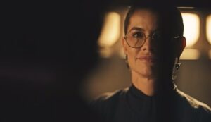 Alinne Moraes Instagram - Finalizei o capítulo 45 da minha novela preferida. De coração apertado, deixo aqui meus mais profundos agradecimentos a todos que acompanharam e vibraram com essa obra maravilhosa, criada por George Moura, Sergio Goldenberg, Rogério Gomes @papa10 e toda a equipe incrível de Guerreiros do Sol. Foi uma honra interpretar uma das personagens mais lindas, fortes e desafiadoras que já vivi: Jânia. Ela me transformou em uma mulher melhor e em uma atriz melhor. Essa personagem tão majestosa não apenas me apresentou as mulheres sertanejas, mas também me revelou um novo horizonte e um novo segmento. Sinto que nunca mais serei a mesma depois dessa experiência. Vou sentir saudades imensas. Escrevo isso com lágrimas nos olhos e um vazio familiar que sempre vem após cada trabalho finalizado. Mas sei que Dona Jania seguirá para a eternidade. Um beijo carinhoso a todos que enviaram mensagens lindas; recebo cada uma delas com muito amor. Agradeço ao público e as “Jotilhas” que acompanharam essa trajetória, a parceira maravilhosa que a arte me deu pra vida @carvalhoalice e a todos que acreditaram em mim para dar vida à Jânia. Sou profundamente grata pela confiança depositada em mim ao me oferecerem essa preciosidade. Sinto-me honrada e feliz, seguindo em paz.
🥹❤️ #GuerreirosDoSol @globoplay @globoplaynovelas ✨🌷