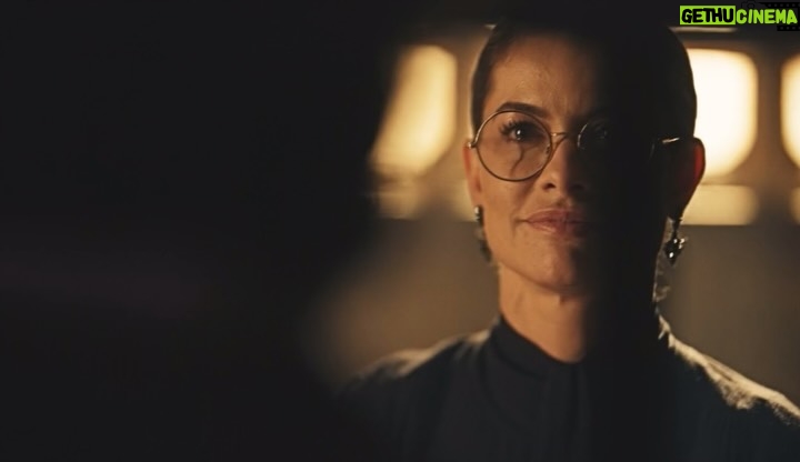 Alinne Moraes - 23.7K Likes - Finalizei o capítulo 45 da minha novela preferida. De coração apertado, deixo aqui meus mais profundos agradecimentos a todos que acompanharam e vibraram com essa obra maravilhosa, criada por George Moura, Sergio Goldenberg, Rogério Gomes @papa10 e toda a equipe incrível de Guerreiros do Sol. Foi uma honra interpretar uma das personagens mais lindas, fortes e desafiadoras que já vivi: Jânia. Ela me transformou em uma mulher melhor e em uma atriz melhor. Essa personagem tão majestosa não apenas me apresentou as mulheres sertanejas, mas também me revelou um novo horizonte e um novo segmento. Sinto que nunca mais serei a mesma depois dessa experiência. Vou sentir saudades imensas. Escrevo isso com lágrimas nos olhos e um vazio familiar que sempre vem após cada trabalho finalizado. Mas sei que Dona Jania seguirá para a eternidade. Um beijo carinhoso a todos que enviaram mensagens lindas; recebo cada uma delas com muito amor. Agradeço ao público e as “Jotilhas” que acompanharam essa trajetória, a parceira maravilhosa que a arte me deu pra vida @carvalhoalice e a todos que acreditaram em mim para dar vida à Jânia. Sou profundamente grata pela confiança depositada em mim ao me oferecerem essa preciosidade. Sinto-me honrada e feliz, seguindo em paz.
🥹❤️ #GuerreirosDoSol @globoplay @globoplaynovelas ✨🌷