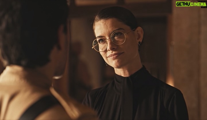 Alinne Moraes - 23.7K Likes - Finalizei o capítulo 45 da minha novela preferida. De coração apertado, deixo aqui meus mais profundos agradecimentos a todos que acompanharam e vibraram com essa obra maravilhosa, criada por George Moura, Sergio Goldenberg, Rogério Gomes @papa10 e toda a equipe incrível de Guerreiros do Sol. Foi uma honra interpretar uma das personagens mais lindas, fortes e desafiadoras que já vivi: Jânia. Ela me transformou em uma mulher melhor e em uma atriz melhor. Essa personagem tão majestosa não apenas me apresentou as mulheres sertanejas, mas também me revelou um novo horizonte e um novo segmento. Sinto que nunca mais serei a mesma depois dessa experiência. Vou sentir saudades imensas. Escrevo isso com lágrimas nos olhos e um vazio familiar que sempre vem após cada trabalho finalizado. Mas sei que Dona Jania seguirá para a eternidade. Um beijo carinhoso a todos que enviaram mensagens lindas; recebo cada uma delas com muito amor. Agradeço ao público e as “Jotilhas” que acompanharam essa trajetória, a parceira maravilhosa que a arte me deu pra vida @carvalhoalice e a todos que acreditaram em mim para dar vida à Jânia. Sou profundamente grata pela confiança depositada em mim ao me oferecerem essa preciosidade. Sinto-me honrada e feliz, seguindo em paz.
🥹❤️ #GuerreirosDoSol @globoplay @globoplaynovelas ✨🌷