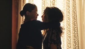 Alinne Moraes Instagram - Finalizei o capítulo 45 da minha novela preferida. De coração apertado, deixo aqui meus mais profundos agradecimentos a todos que acompanharam e vibraram com essa obra maravilhosa, criada por George Moura, Sergio Goldenberg, Rogério Gomes @papa10 e toda a equipe incrível de Guerreiros do Sol. Foi uma honra interpretar uma das personagens mais lindas, fortes e desafiadoras que já vivi: Jânia. Ela me transformou em uma mulher melhor e em uma atriz melhor. Essa personagem tão majestosa não apenas me apresentou as mulheres sertanejas, mas também me revelou um novo horizonte e um novo segmento. Sinto que nunca mais serei a mesma depois dessa experiência. Vou sentir saudades imensas. Escrevo isso com lágrimas nos olhos e um vazio familiar que sempre vem após cada trabalho finalizado. Mas sei que Dona Jania seguirá para a eternidade. Um beijo carinhoso a todos que enviaram mensagens lindas; recebo cada uma delas com muito amor. Agradeço ao público e as “Jotilhas” que acompanharam essa trajetória, a parceira maravilhosa que a arte me deu pra vida @carvalhoalice e a todos que acreditaram em mim para dar vida à Jânia. Sou profundamente grata pela confiança depositada em mim ao me oferecerem essa preciosidade. Sinto-me honrada e feliz, seguindo em paz.
🥹❤️ #GuerreirosDoSol @globoplay @globoplaynovelas ✨🌷