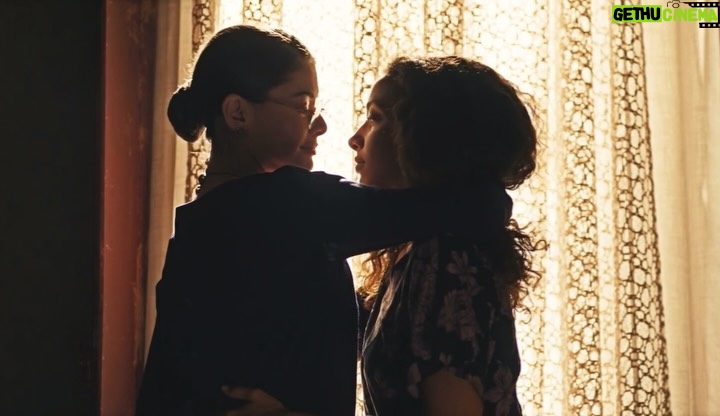 Alinne Moraes - 23.7K Likes - Finalizei o capítulo 45 da minha novela preferida. De coração apertado, deixo aqui meus mais profundos agradecimentos a todos que acompanharam e vibraram com essa obra maravilhosa, criada por George Moura, Sergio Goldenberg, Rogério Gomes @papa10 e toda a equipe incrível de Guerreiros do Sol. Foi uma honra interpretar uma das personagens mais lindas, fortes e desafiadoras que já vivi: Jânia. Ela me transformou em uma mulher melhor e em uma atriz melhor. Essa personagem tão majestosa não apenas me apresentou as mulheres sertanejas, mas também me revelou um novo horizonte e um novo segmento. Sinto que nunca mais serei a mesma depois dessa experiência. Vou sentir saudades imensas. Escrevo isso com lágrimas nos olhos e um vazio familiar que sempre vem após cada trabalho finalizado. Mas sei que Dona Jania seguirá para a eternidade. Um beijo carinhoso a todos que enviaram mensagens lindas; recebo cada uma delas com muito amor. Agradeço ao público e as “Jotilhas” que acompanharam essa trajetória, a parceira maravilhosa que a arte me deu pra vida @carvalhoalice e a todos que acreditaram em mim para dar vida à Jânia. Sou profundamente grata pela confiança depositada em mim ao me oferecerem essa preciosidade. Sinto-me honrada e feliz, seguindo em paz.
🥹❤️ #GuerreirosDoSol @globoplay @globoplaynovelas ✨🌷