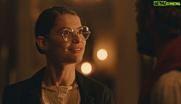 Alinne Moraes - 23.7K Likes - Finalizei o capítulo 45 da minha novela preferida. De coração apertado, deixo aqui meus mais profundos agradecimentos a todos que acompanharam e vibraram com essa obra maravilhosa, criada por George Moura, Sergio Goldenberg, Rogério Gomes @papa10 e toda a equipe incrível de Guerreiros do Sol. Foi uma honra interpretar uma das personagens mais lindas, fortes e desafiadoras que já vivi: Jânia. Ela me transformou em uma mulher melhor e em uma atriz melhor. Essa personagem tão majestosa não apenas me apresentou as mulheres sertanejas, mas também me revelou um novo horizonte e um novo segmento. Sinto que nunca mais serei a mesma depois dessa experiência. Vou sentir saudades imensas. Escrevo isso com lágrimas nos olhos e um vazio familiar que sempre vem após cada trabalho finalizado. Mas sei que Dona Jania seguirá para a eternidade. Um beijo carinhoso a todos que enviaram mensagens lindas; recebo cada uma delas com muito amor. Agradeço ao público e as “Jotilhas” que acompanharam essa trajetória, a parceira maravilhosa que a arte me deu pra vida @carvalhoalice e a todos que acreditaram em mim para dar vida à Jânia. Sou profundamente grata pela confiança depositada em mim ao me oferecerem essa preciosidade. Sinto-me honrada e feliz, seguindo em paz.
🥹❤️ #GuerreirosDoSol @globoplay @globoplaynovelas ✨🌷